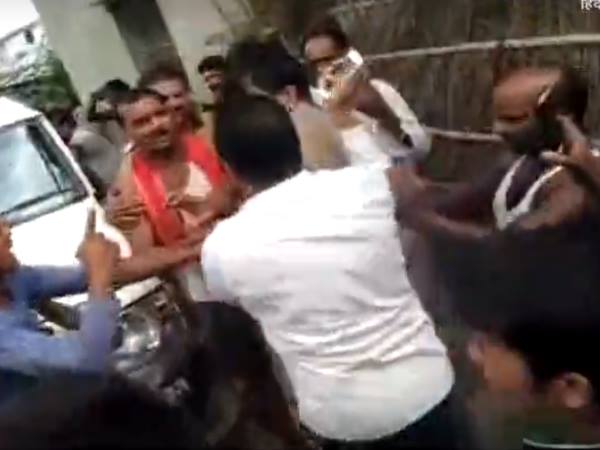 kushinagar up police beaten by smugglers in bihar video goes viral kushinagar up police beaten by smugglers in bihar video goes viral