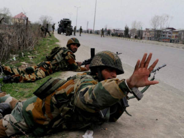 J&K: पुलिस नाका पर चेकिंग के दौरान आतंकियों ने की फायर J&K: पुलिस नाका पर चेकिंग के दौरान आतंकियों ने की फायर