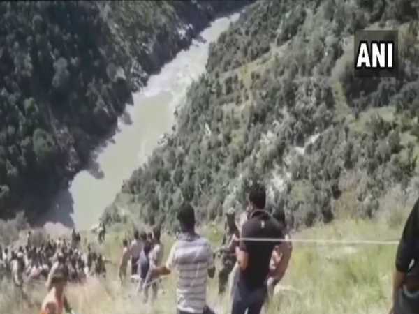 जम्मू कश्मीर: चिनाब नदी में गिरी बस, 11 की मौत, 13 घायल जम्मू कश्मीर: चिनाब नदी में गिरी बस, 11 की मौत, 13 घायल