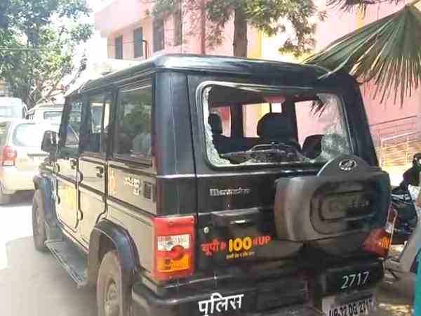 dial 100 policemen beaten by the villagers in hardoi dial 100 policemen beaten by the villagers in hardoi