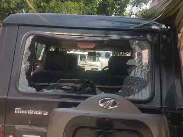 dial 100 policemen beaten by the villagers in hardoi dial 100 policemen beaten by the villagers in hardoi