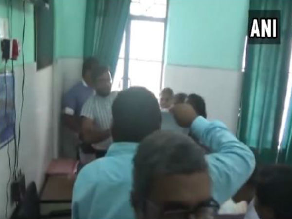 Watch bihar video: Nurses of a hospital in Katihar beat up a doctor who allegedly molested a female medical staff Watch bihar video: Nurses of a hospital in Katihar beat up a doctor who allegedly molested a female medical staff