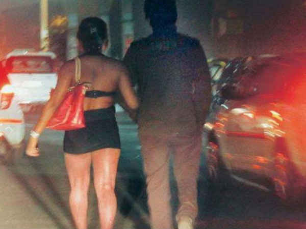 जिगोलो के जरूरी सामान के लिए मांगे लाख रुपए