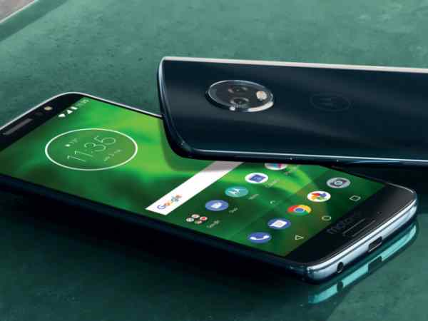 नई दिल्ली। मोटोरोला ने Moto G6 Plus भारत में लॉन्च कर दिया है। यूं तो मोबाइल लॉन्च होना कोई नई बात नहीं है। भारत वैसे भी स्मार्टफोन कंपनियों के लिए बड़ा बाजार बन गया है, लेकिन Moto G6 Plus की चर्चा सबसे ज्यादा इसके एक फीचर को लेकर हो रही है। Moto G6 Plus के बारे में कंपनी दावा कर रही है कि 15 मिनट बैटरी चार्ज करने के बाद 7 घंटे मोबाइल फोन चल सकता है। स्मार्टफोन के साथ बैटरी की प्रॉब्लम का आज हर कोई सामना कर रही है, ऐसे में Moto G6 Plus का यह फीचर गैजेट यूजर्स को खूब आकर्षित कर रहा है। जानें, Moto G6 Plus में और क्या-क्या है खास Moto G6 Plus में डुअल रियर कैमरा के साथ ही बड़ा डिस्प्ले है। इसका प्रोसेसर भी काफी फास्ट बताया जा रहा है। -Moto G6 Plus में 5.93 इंच फुल एचडी+ (1080x2160 पिक्सल) डिस्प्ले है। Moto G6 Plus में 2.2 गीगाहर्ट्ज़ ऑक्टा-कोर स्नैपड्रैगन 630 प्रोसेसर है Moto G6 Plus ग्राफिक्स के लिए अड्रेनो 508 जीपीयू और 4 जीबी रैम है। Moto G6 Plus में 64 जीबी इनबिल्ट स्टोरेज है, जिसे माइक्रो एसडी कार्ड की मदद से 128 जीबी तक बढ़ाया जा सकता है। Moto G6 Plus में कनेक्टिविटी के लिए 4जी एलटीई, वाई-फाई, ब्लूटूथ 5.0, यूएसबी टाइप-सी, एनएफसी, 3.5 एमएम ऑडियो जैक और दूसरे स्टैंडर्ड सेंसर भी दिए गए हैं। Moto G6 Plus में आगे की तरफ सेल्फी और विडियो कॉलिंग के लिए अपर्चर एफ/2.2 और 80 डिग्री लेंस के साथ 8 मेगापिक्सल का फ्रंट कैमरा है। Moto G6 Plus में ड्यूल-टोन, ड्यूल-लेंस एलईडी फ्लैश के साथ ही फ्रंट में सेल्फी फ्लैश भी रखा गया है। यह फोन डुअल सिम को सपोर्ट करता है। Moto G6 Plus में 3200 एमएएच बैटरी है, जो मोटोरोला के टर्बोपावर अडेप्टर के साथ आती है। कंपनी का दावा है कि बैटरी 15 मिनट की चार्जिंग में ही 7 घंटे तक की लाइफ दे सकती है। जी6 प्लस का डाइमेंशन Moto G6 Plus का वजन 165 ग्राम है। Moto G6 Plus की कीमत 22,499 रुपए है। Rizwan बस अभी. नई दिल्ली। मोटोरोला ने Moto G6 Plus भारत में लॉन्च कर दिया है। यूं तो मोबाइल लॉन्च होना कोई नई बात नहीं है। भारत वैसे भी स्मार्टफोन कंपनियों के लिए बड़ा बाजार बन गया है, लेकिन Moto G6 Plus की चर्चा सबसे ज्यादा इसके एक फीचर को लेकर हो रही है। Moto G6 Plus के बारे में कंपनी दावा कर रही है कि 15 मिनट बैटरी चार्ज करने के बाद 7 घंटे मोबाइल फोन चल सकता है। स्मार्टफोन के साथ बैटरी की प्रॉब्लम का आज हर कोई सामना कर रही है, ऐसे में Moto G6 Plus का यह फीचर गैजेट यूजर्स को खूब आकर्षित कर रहा है। जानें, Moto G6 Plus में और क्या-क्या है खास Moto G6 Plus में डुअल रियर कैमरा के साथ ही बड़ा डिस्प्ले है। इसका प्रोसेसर भी काफी फास्ट बताया जा रहा है। -Moto G6 Plus में 5.93 इंच फुल एचडी+ (1080x2160 पिक्सल) डिस्प्ले है। Moto G6 Plus में 2.2 गीगाहर्ट्ज़ ऑक्टा-कोर स्नैपड्रैगन 630 प्रोसेसर है Moto G6 Plus ग्राफिक्स के लिए अड्रेनो 508 जीपीयू और 4 जीबी रैम है। Moto G6 Plus में 64 जीबी इनबिल्ट स्टोरेज है, जिसे माइक्रो एसडी कार्ड की मदद से 128 जीबी तक बढ़ाया जा सकता है। Moto G6 Plus में कनेक्टिविटी के लिए 4जी एलटीई, वाई-फाई, ब्लूटूथ 5.0, यूएसबी टाइप-सी, एनएफसी, 3.5 एमएम ऑडियो जैक और दूसरे स्टैंडर्ड सेंसर भी दिए गए हैं। Moto G6 Plus में आगे की तरफ सेल्फी और विडियो कॉलिंग के लिए अपर्चर एफ/2.2 और 80 डिग्री लेंस के साथ 8 मेगापिक्सल का फ्रंट कैमरा है। Moto G6 Plus में ड्यूल-टोन, ड्यूल-लेंस एलईडी फ्लैश के साथ ही फ्रंट में सेल्फी फ्लैश भी रखा गया है। यह फोन डुअल सिम को सपोर्ट करता है। Moto G6 Plus में 3200 एमएएच बैटरी है, जो मोटोरोला के टर्बोपावर अडेप्टर के साथ आती है। कंपनी का दावा है कि बैटरी 15 मिनट की चार्जिंग में ही 7 घंटे तक की लाइफ दे सकती है। जी6 प्लस का डाइमेंशन Moto G6 Plus का वजन 165 ग्राम है। Moto G6 Plus की कीमत 22,499 रुपए है। Rizwan बस अभी.