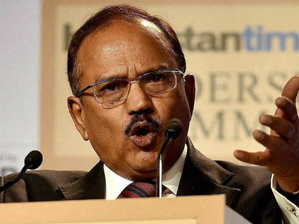 नई दिल्ली। नेशनल सिक्योरिटी एडवाइजर (एनएसए) अजित डोभाल ने जम्मू-कश्मीर के लिए अलग संविधान को बड़ी गलती करार दिया है। सरदार वल्लभ भाई पटेल पर लिखी किताब के विमोचन के दौरान अजित डोभाल ने कहा कि भारत में 560 रियासतों का विलय किया गया। इन रियासतों में अलग-अलग कानून थे, जो कि विलय के बाद एक संविधान के तहत आ गए। अजित डोभाल के बयान पर नेशनल कॉन्फ्रेंस ने कड़ी प्रतिक्रिया दी है। पार्टी के नेता मुस्तफा कमाल ने केंद्र सरकार से कहा कि वह डोभाल के बयान पर ध्यान दे और अगर वह ऐसा नहीं करती है तो यह स्पष्ट है कि डोभाल जो कुछ कह रहे हैं, उसमें केंद्र की सहमति है। अजित डोभाल ने कार्यक्रम में कई और बातें कहीं। उन्होंने कहा कि संप्रभुता के साथ समझौता नहीं किया जा सकता है और उसे कमजोर तरीके से पारिभाषित भी नहीं किया जाना चाहिए। उन्होंने आगे कहा, अंग्रेजों ने भारत छोड़ा, वह भारत को ताकतवर संप्रभु राष्ट्र के तौर पर छोड़कर नहीं चाहते थे। अंग्रेज विघटन के बीज बोने का प्रयास कर रहे थे। अंग्रेजों के इस प्लान को सरदार वल्लभ भाई पटेल समझ गए थे। सरदार पटेल अपनी सूझबूझ से एक ऐसा देश बनाने में कामयाब रहे, जिसमें राज्य तो कई हैं, लेकिन संविधान एक हो, क्योंकि संप्रभुता को बांटा नहीं जा सकता। सरदार पटेल की भूमिका केवल सिर्फ इतनी नहीं है कि उन्होंने रियासतों का विलय कराया। विलय तो राष्ट्र निर्माण का एक जरिया मात्र बना, लेकिन अहम बात यह है कि एक ही संविधान सभी पर बराबर लागू किया गया। जम्मू-कश्मीर जहां पर संविधान पूर्ण रूप से लागू नहीं किया गया, उसमें काट-छांट की गई और जम्मू-कश्मीर में अलग संविधान चल रहा है, जो कि एक बड़ी गलती है। अनुच्छेद 35 ए के तहत जम्मू कश्मीर के स्थायी निवासियों को खास तरह के अधिकार और कुछ विशेषाधिकारों दिए गए हैं। सुप्रीम कोर्ट इस समय अनुच्छेद 35-ए की संवैधानिक वैधता को चुनौती देने वाली याचिकाओं पर सुनवाई कर रहा है। ऐसे समय में अजित डोवाल का बयान बेहद अहम हो जाता है। क्या है 35A -अनुच्छेद 35A जम्मू-कश्मीर विधानसभा को स्थाई नागरिक की परिभाषा तय करने का अधिकार देता है। इसे राज्य में 14 मई 1954 को लागू किया गया था। -अनुच्छेद 35A को लागू करने के लिए तत्कालीन सरकार ने धारा 370 के अंतर्गत प्राप्त शक्ति का इस्तेमाल किया था। -राष्ट्रपति डॉ राजेंद्र प्रसाद ने 14 मई 1954 को इस विशेषाधिकार को लागू किया था। -अनुच्छेद 35A धारा 370 का हिस्सा है। इस धारा के तहत जम्मू-कश्मीर के अलावा भारत के किसी भी राज्य का नागरिक जम्मू-कश्मीर में कोई संपत्ति नहीं खरीद सकता और वहां का नागरिक भी नहीं बन सकता। - अब इसे खत्म करने की मांग इसलिए हो रही है क्योंकि इस अनुच्छेद को संसद के जरिए लागू नहीं किया गया है। दूसरा कारण यह है कि इस अनुच्छेद के ही कारण पाकिस्तान से आए शरणार्थी आज भी मौलिक अधिकारों से वंचित हैं। नई दिल्ली। नेशनल सिक्योरिटी एडवाइजर (एनएसए) अजित डोभाल ने जम्मू-कश्मीर के लिए अलग संविधान को बड़ी गलती करार दिया है। सरदार वल्लभ भाई पटेल पर लिखी किताब के विमोचन के दौरान अजित डोभाल ने कहा कि भारत में 560 रियासतों का विलय किया गया। इन रियासतों में अलग-अलग कानून थे, जो कि विलय के बाद एक संविधान के तहत आ गए। अजित डोभाल के बयान पर नेशनल कॉन्फ्रेंस ने कड़ी प्रतिक्रिया दी है। पार्टी के नेता मुस्तफा कमाल ने केंद्र सरकार से कहा कि वह डोभाल के बयान पर ध्यान दे और अगर वह ऐसा नहीं करती है तो यह स्पष्ट है कि डोभाल जो कुछ कह रहे हैं, उसमें केंद्र की सहमति है। अजित डोभाल ने कार्यक्रम में कई और बातें कहीं। उन्होंने कहा कि संप्रभुता के साथ समझौता नहीं किया जा सकता है और उसे कमजोर तरीके से पारिभाषित भी नहीं किया जाना चाहिए। उन्होंने आगे कहा, अंग्रेजों ने भारत छोड़ा, वह भारत को ताकतवर संप्रभु राष्ट्र के तौर पर छोड़कर नहीं चाहते थे। अंग्रेज विघटन के बीज बोने का प्रयास कर रहे थे। अंग्रेजों के इस प्लान को सरदार वल्लभ भाई पटेल समझ गए थे। सरदार पटेल अपनी सूझबूझ से एक ऐसा देश बनाने में कामयाब रहे, जिसमें राज्य तो कई हैं, लेकिन संविधान एक हो, क्योंकि संप्रभुता को बांटा नहीं जा सकता। सरदार पटेल की भूमिका केवल सिर्फ इतनी नहीं है कि उन्होंने रियासतों का विलय कराया। विलय तो राष्ट्र निर्माण का एक जरिया मात्र बना, लेकिन अहम बात यह है कि एक ही संविधान सभी पर बराबर लागू किया गया। जम्मू-कश्मीर जहां पर संविधान पूर्ण रूप से लागू नहीं किया गया, उसमें काट-छांट की गई और जम्मू-कश्मीर में अलग संविधान चल रहा है, जो कि एक बड़ी गलती है। अनुच्छेद 35 ए के तहत जम्मू कश्मीर के स्थायी निवासियों को खास तरह के अधिकार और कुछ विशेषाधिकारों दिए गए हैं। सुप्रीम कोर्ट इस समय अनुच्छेद 35-ए की संवैधानिक वैधता को चुनौती देने वाली याचिकाओं पर सुनवाई कर रहा है। ऐसे समय में अजित डोवाल का बयान बेहद अहम हो जाता है। क्या है 35A -अनुच्छेद 35A जम्मू-कश्मीर विधानसभा को स्थाई नागरिक की परिभाषा तय करने का अधिकार देता है। इसे राज्य में 14 मई 1954 को लागू किया गया था। -अनुच्छेद 35A को लागू करने के लिए तत्कालीन सरकार ने धारा 370 के अंतर्गत प्राप्त शक्ति का इस्तेमाल किया था। -राष्ट्रपति डॉ राजेंद्र प्रसाद ने 14 मई 1954 को इस विशेषाधिकार को लागू किया था। -अनुच्छेद 35A धारा 370 का हिस्सा है। इस धारा के तहत जम्मू-कश्मीर के अलावा भारत के किसी भी राज्य का नागरिक जम्मू-कश्मीर में कोई संपत्ति नहीं खरीद सकता और वहां का नागरिक भी नहीं बन सकता। - अब इसे खत्म करने की मांग इसलिए हो रही है क्योंकि इस अनुच्छेद को संसद के जरिए लागू नहीं किया गया है। दूसरा कारण यह है कि इस अनुच्छेद के ही कारण पाकिस्तान से आए शरणार्थी आज भी मौलिक अधिकारों से वंचित हैं।