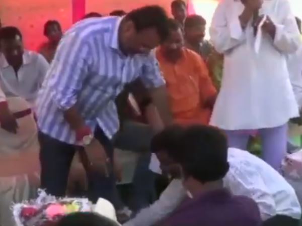 चरणामृत समझ कर पिया पानी