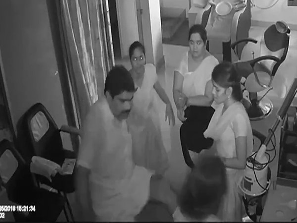 VIDEO: पूर्व पार्षद ने पार्लर में घुस महिला को लातों से पीटा VIDEO: पूर्व पार्षद ने पार्लर में घुस महिला को लातों से पीटा