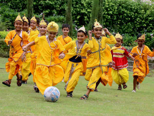 बच्चों ने धरा कान्हा का रूप