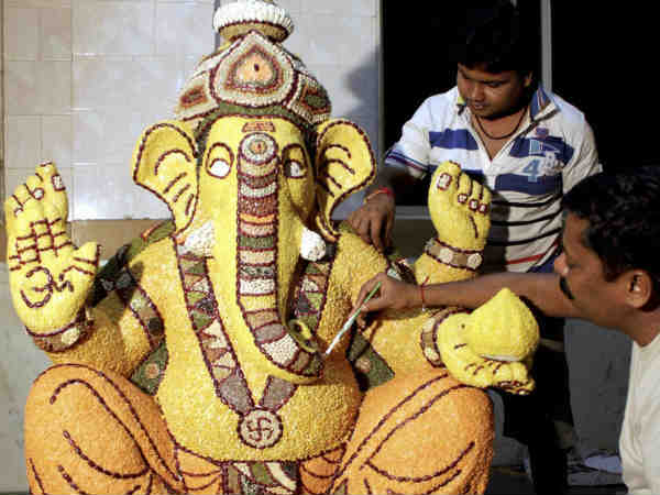माता पार्वती ने गज-मुख बालक को अपने हृदय से लगा लिया