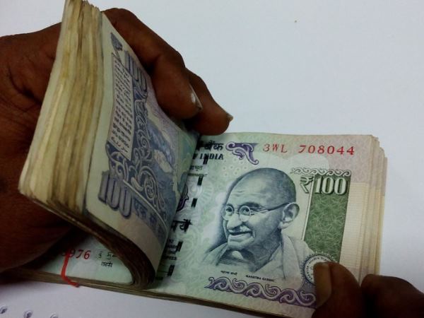 15 लोगों के अकाउंट में आए पैसे