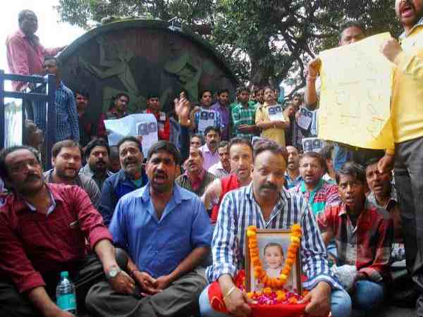 युग के माता पिता के आंखों से निकले आंसू