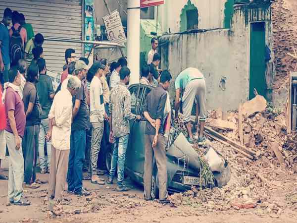 नैनो कार हुई क्षतिग्रस्त