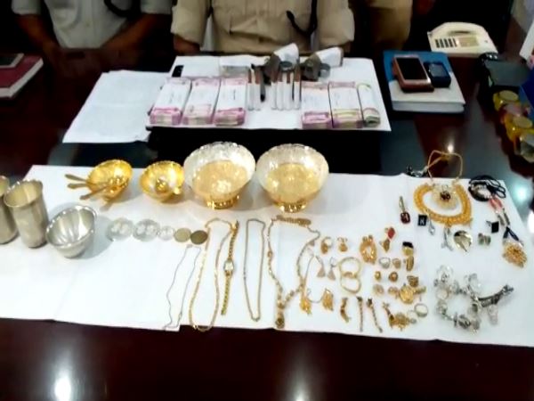 लूट के सामान को ठिकाने लगाने की फिराक में थे डकैत