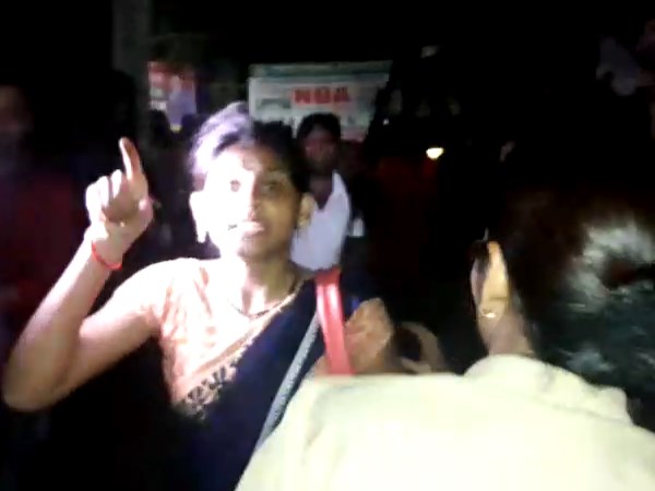 up police misbehaves with the applicant of 68500 vacancy during protest up police misbehaves with the applicant of 68500 vacancy during protest