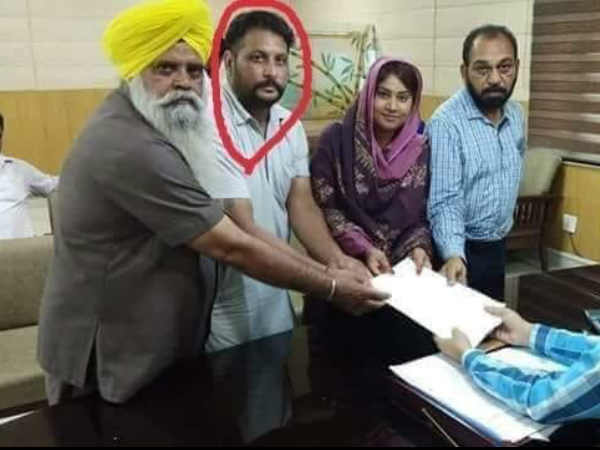 पंजाब में AAP उम्मीदवार हरविंदर सिंह की हत्या, बेड के पास से बरामद हुई शराब की बोतल पंजाब में AAP उम्मीदवार हरविंदर सिंह की हत्या, बेड के पास से बरामद हुई शराब की बोतल