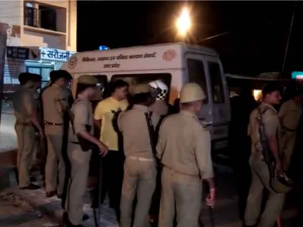 पुलिस ने लिया एक दर्जन डॉक्टरों को हिरासत में