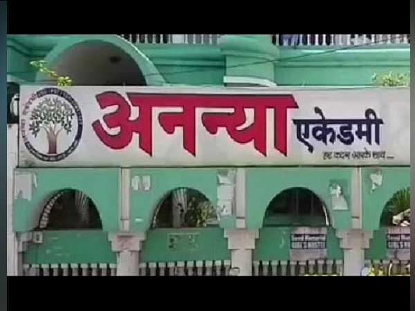 bomb hurlded outside coaching centre in allahabad bomb hurlded outside coaching centre in allahabad