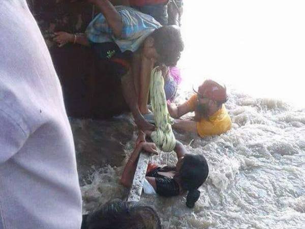 बच्चे तो बचाने में बह गई महिला