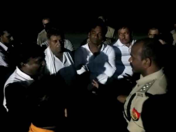 BJP and SP workers fighting for playing DJ BJP and SP workers fighting for playing DJ
