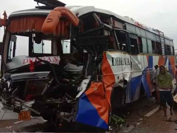 Pilgrims bus collided with standing truck in barabanki Pilgrims bus collided with standing truck in barabanki