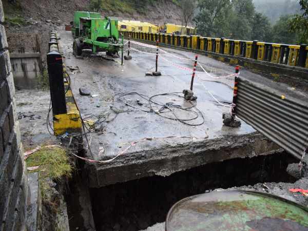FIVE VIDEOS OF LANDSLIDE AND HEAVY RIN WITH FLOOD in kullu FIVE VIDEOS OF LANDSLIDE AND HEAVY RIN WITH FLOOD in kullu