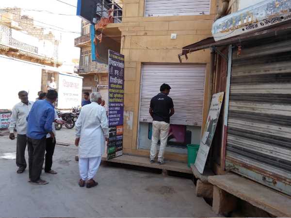 कार्यकर्ताओं और व्यापारी के बीच झड़प