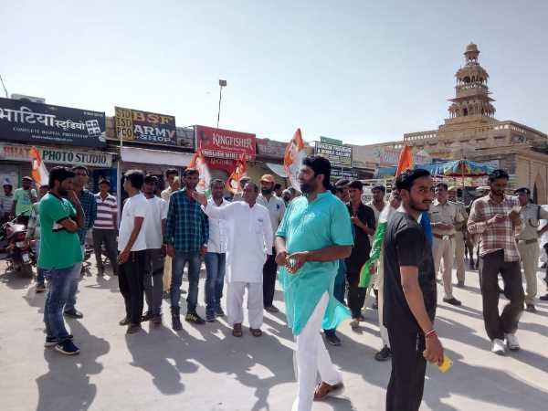 कार्यकर्ताओं ने रोकी ट्रेन