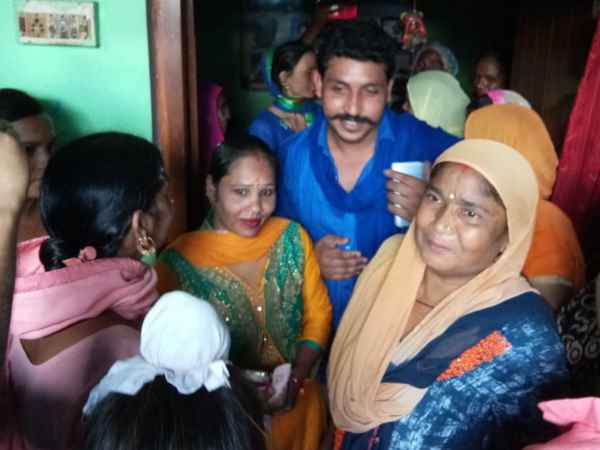 मां ने भी लोगों को दिया समय