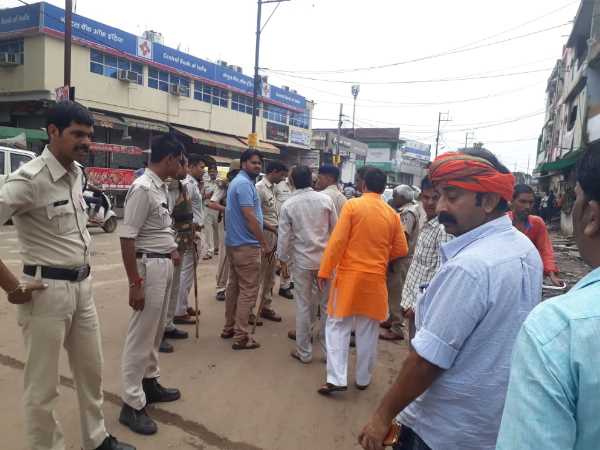 agitators in bhind throw stones on police vechile BJP mla son arrested agitators in bhind throw stones on police vechile BJP mla son arrested