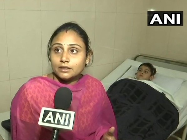 कुत्तों का हमला देख बेहोश हुई बच्चे की मां