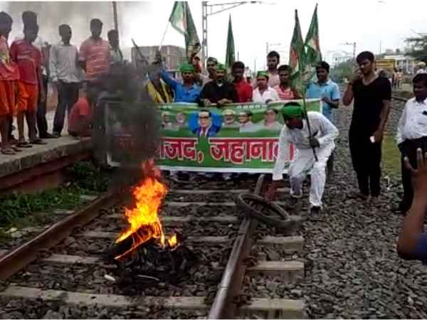रेल यातायात किया ठप्प