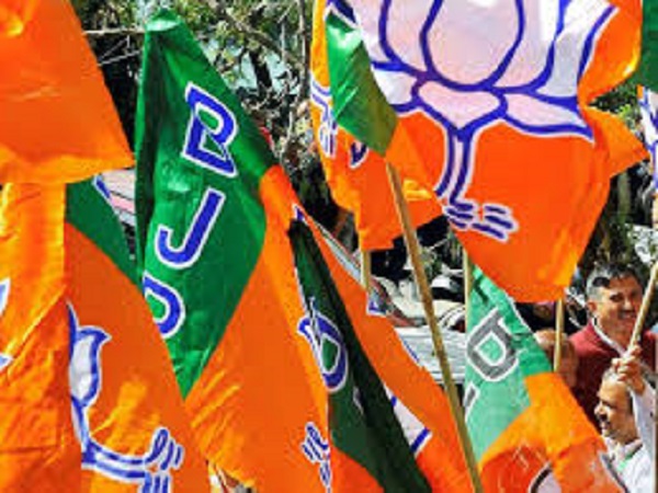 'अगर सेटिंग हैं तो पार्टी में प्रमोशन मिल जाएगा'