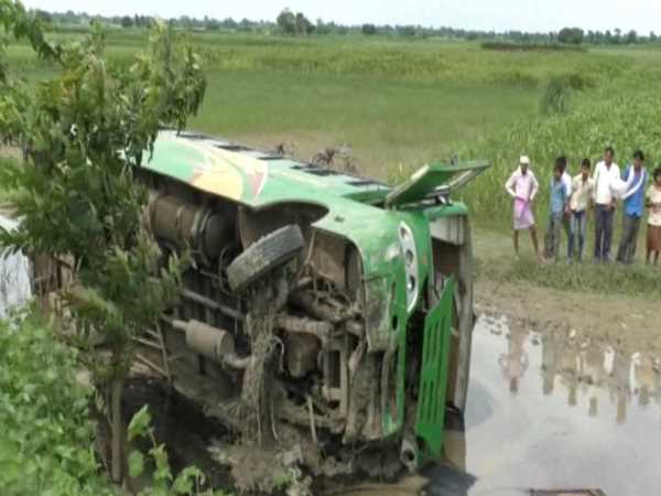 स्टेयरिंग फेल होने पर बस पलटकर खाई में गिरी, स्टेयरिंग फेल होने पर बस पलटकर खाई में गिरी,