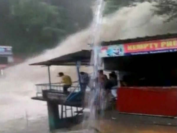 भयानक VIDEO: कैंपटी फॉल में अचानक बढ़ा पानी, फंसे 180 पर्यटकों को पुलिस ने किया रेस्क्यू भयानक VIDEO: कैंपटी फॉल में अचानक बढ़ा पानी, फंसे 180 पर्यटकों को पुलिस ने किया रेस्क्यू