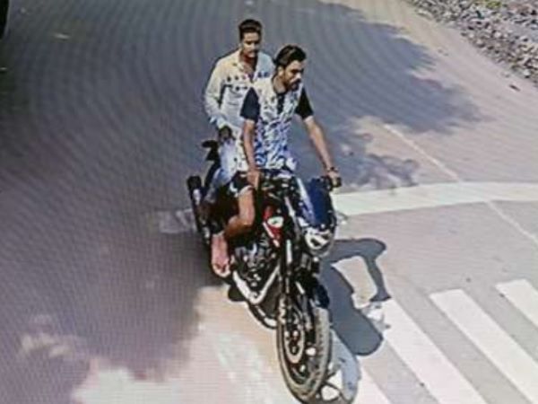 बाइक सवार बदमाशों ने महिला से छिनी चेन,CCTV में कैद हुई घटना बाइक सवार बदमाशों ने महिला से छिनी चेन,CCTV में कैद हुई घटना