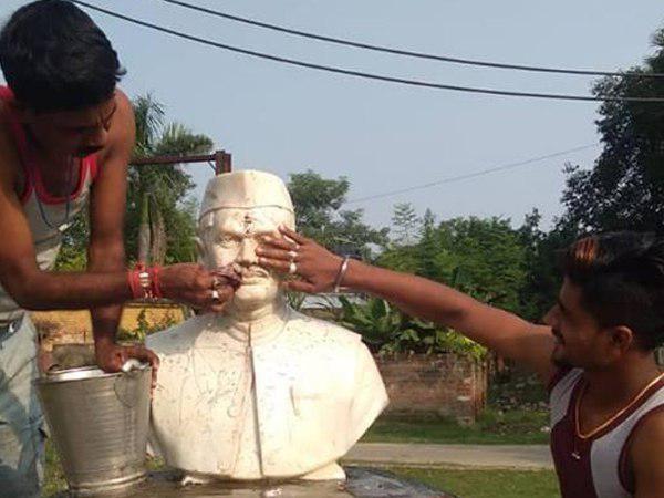 mischievous elements in up puts dung on the statue of former pm lal bahadur shastri mischievous elements in up puts dung on the statue of former pm lal bahadur shastri