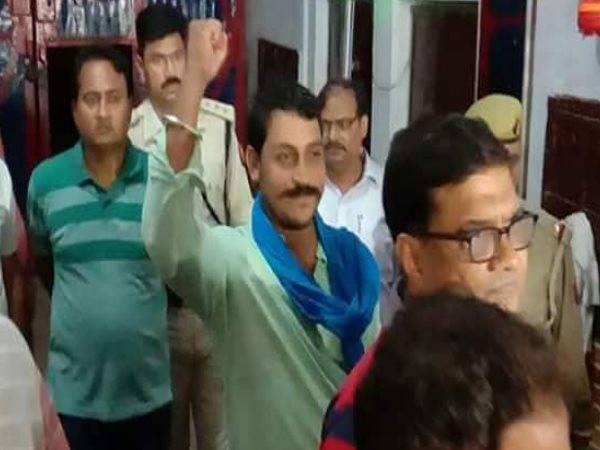 हाथ की मुट्ठी बांधकर दिया संदेश