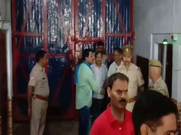 जेल से निकलते वक्त मिलाया हाथ