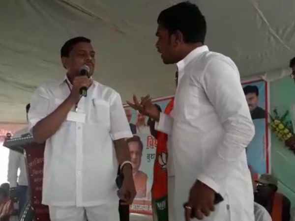 bjp leaders fighting each other in chhattisgarh, video goes viral bjp leaders fighting each other in chhattisgarh, video goes viral