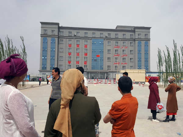 कंटीले तारों से घिरी बिल्डिंग्स में रखे गए उइगर