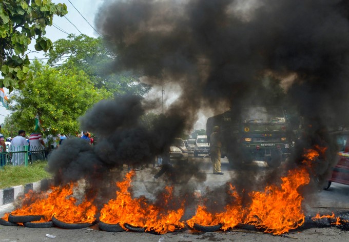 कहीं तोड़फोड़ तो कहीं आगजनी, जहानाबाद में बच्ची की मौत, देखें भारत बंद की 68 तस्वीरें कहीं तोड़फोड़ तो कहीं आगजनी, जहानाबाद में बच्ची की मौत, देखें भारत बंद की 68 तस्वीरें