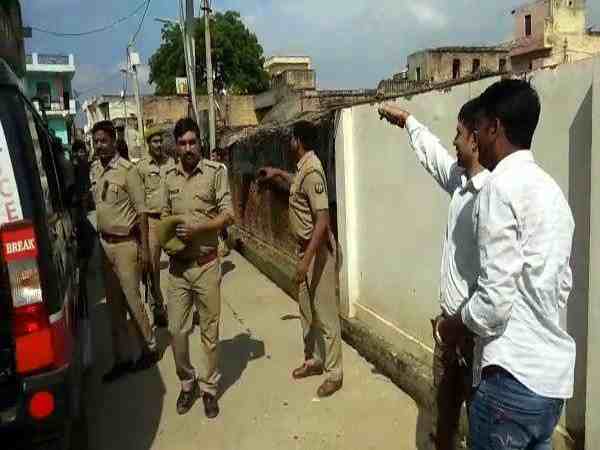 यूपी: बेखौफ बदमाशों ने बाइक से ओवरटेक कर कार समेत चार लाख की लूट को दिया अंजाम यूपी: बेखौफ बदमाशों ने बाइक से ओवरटेक कर कार समेत चार लाख की लूट को दिया अंजाम