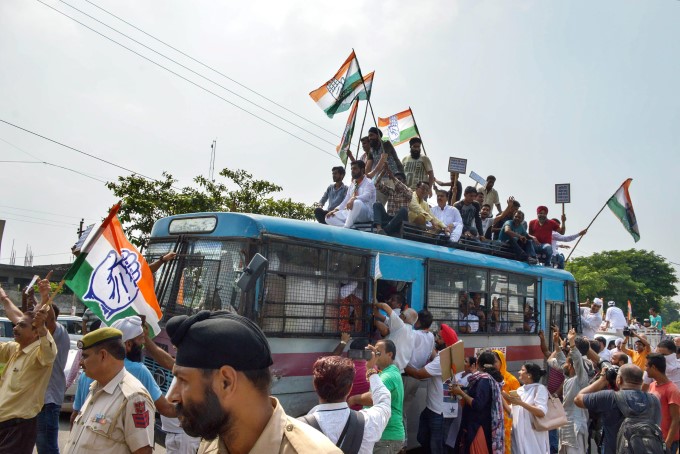 कहीं तोड़फोड़ तो कहीं आगजनी, जहानाबाद में बच्ची की मौत, देखें भारत बंद की 68 तस्वीरें कहीं तोड़फोड़ तो कहीं आगजनी, जहानाबाद में बच्ची की मौत, देखें भारत बंद की 68 तस्वीरें