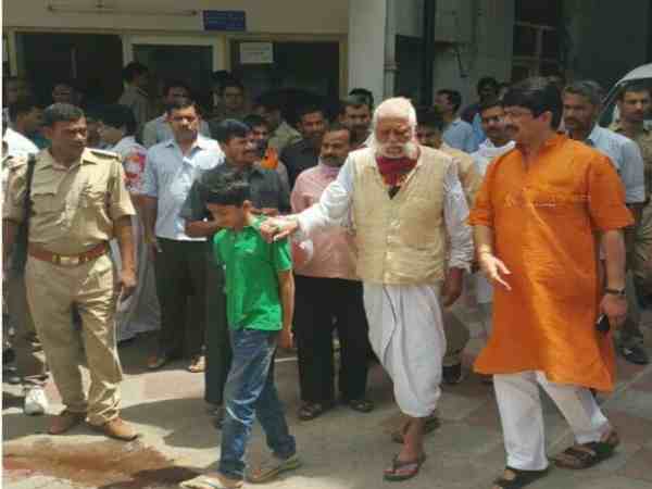 यूपी: भंडारा कराने को लेकर अड़े राजा भैया और उनके पिता को प्रशासन ने किया नजरबंद, घर बना छावनी यूपी: भंडारा कराने को लेकर अड़े राजा भैया और उनके पिता को प्रशासन ने किया नजरबंद, घर बना छावनी