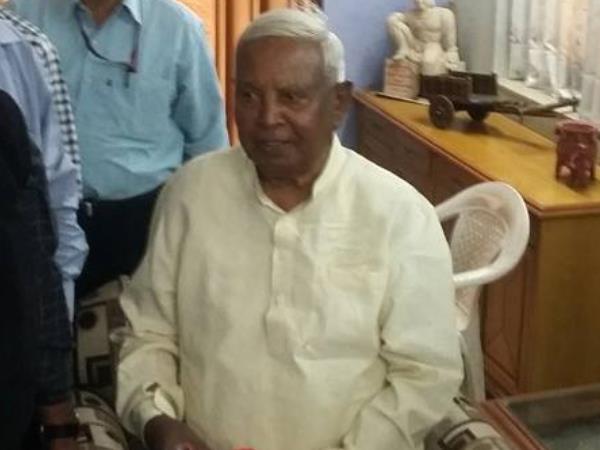 रुमाल दिखाकर गाय को भगाने की कोशिश की