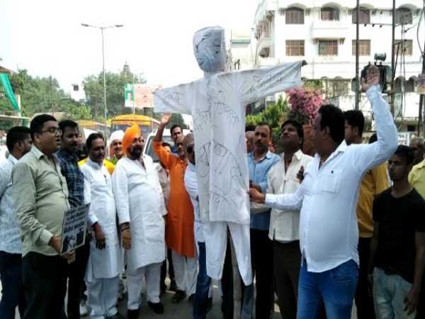 people burnt dharmendra pradhan effigy in varanasi people burnt dharmendra pradhan effigy in varanasi