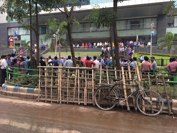 Earthquake of 5.5 Richter scale in bihar west bengal and assam, offices evacuated in many cities Earthquake of 5.5 Richter scale in bihar west bengal and assam, offices evacuated in many cities