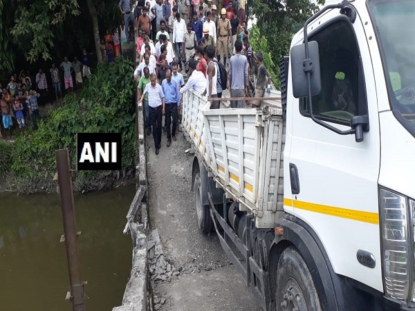 west bengal: canal bridge in Siliguris Phansidewa collapsed, one person injured west bengal: canal bridge in Siliguris Phansidewa collapsed, one person injured