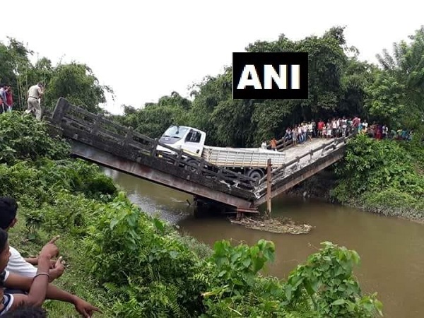 west bengal: canal bridge in Siliguris Phansidewa collapsed, one person injured west bengal: canal bridge in Siliguris Phansidewa collapsed, one person injured
