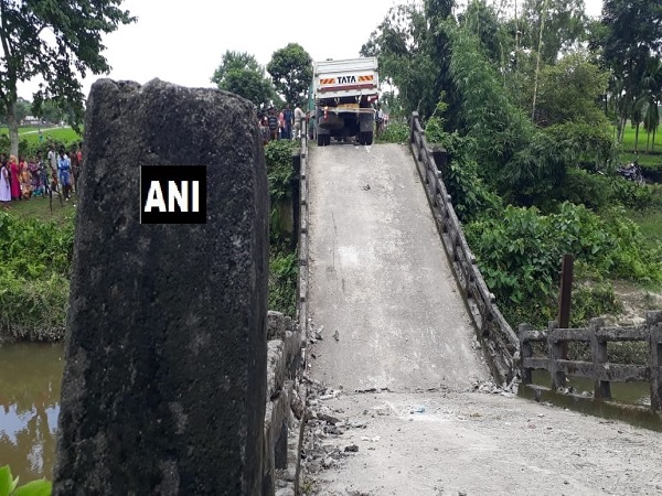 west bengal: canal bridge in Siliguris Phansidewa collapsed, one person injured west bengal: canal bridge in Siliguris Phansidewa collapsed, one person injured